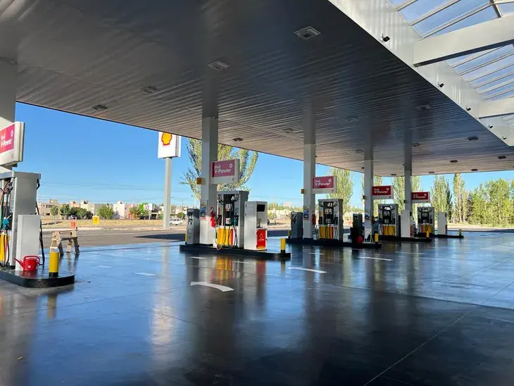 Playa de despacho terminada con surtidores Shell bajo el techo metálico y demarcación pintada