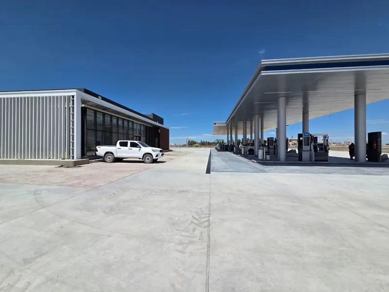 Estación de servicio YPF terminada con tienda y marquesina sobre las islas de surtidores